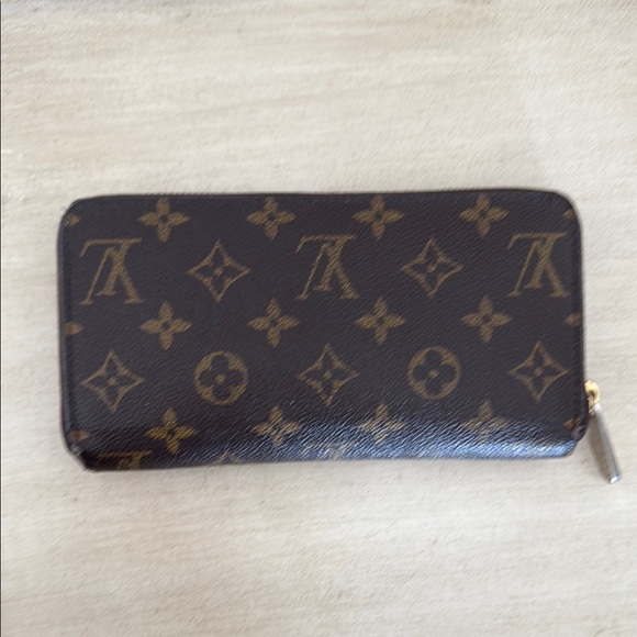 Louis Vuitton Brown wallet with Monogram Design - Picture 1 of 8